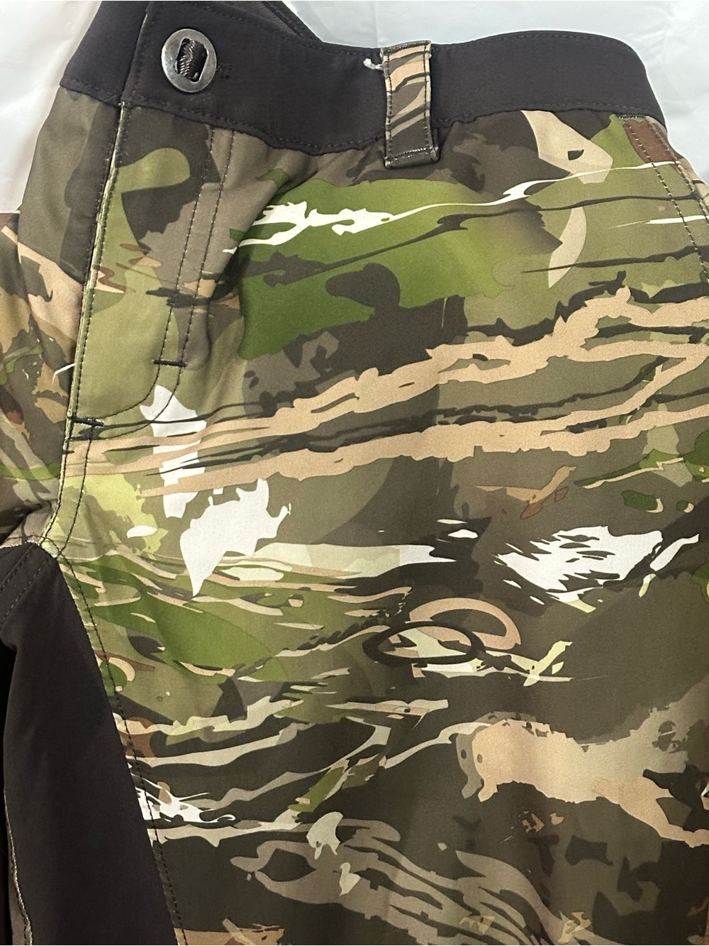Under Armour women’s Camo Pants - Green/Black - Picture 3 of 4